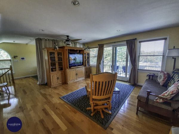 Cape Cod Home 995012