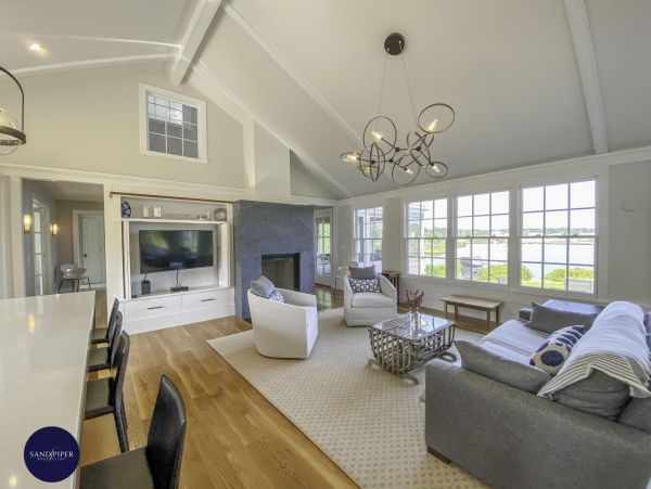 Cape Cod Home 995015