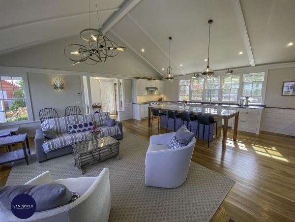 Cape Cod Home 995015