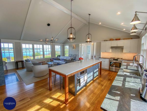 Cape Cod Home 995015