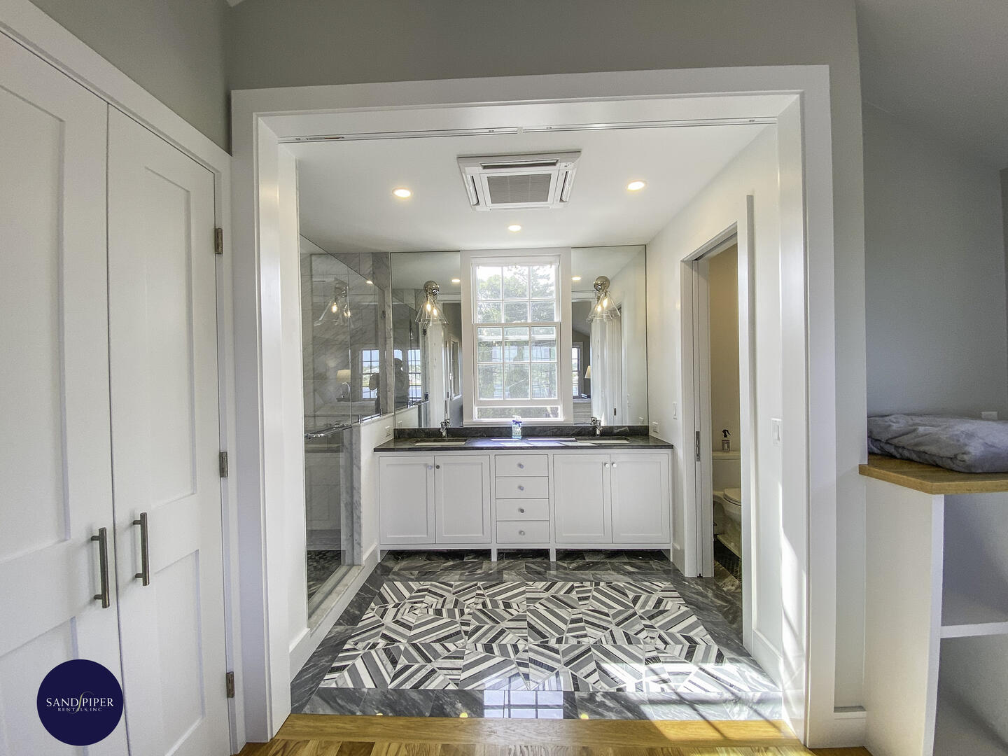 Cape Cod Home 995015