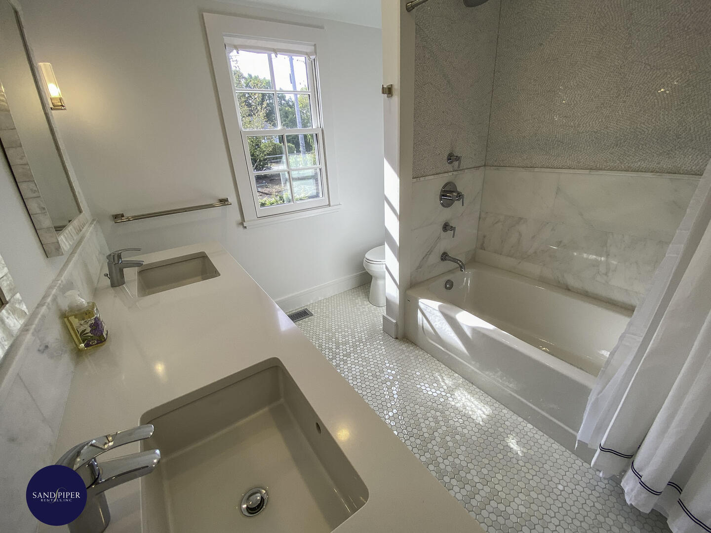 Cape Cod Home 995015