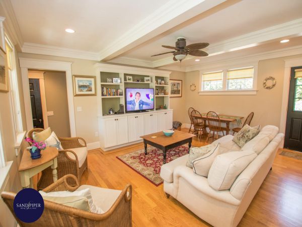 Cape Cod Home 995018
