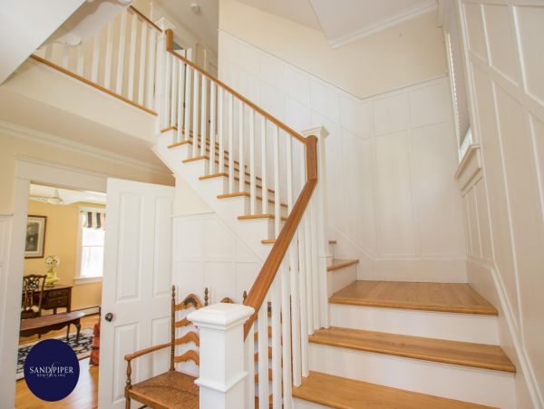 Cape Cod Home 995018