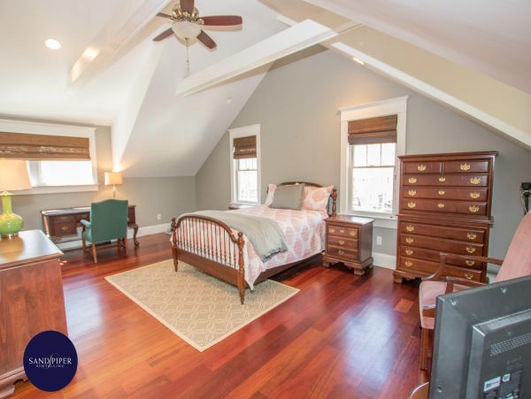 Cape Cod Home 995018