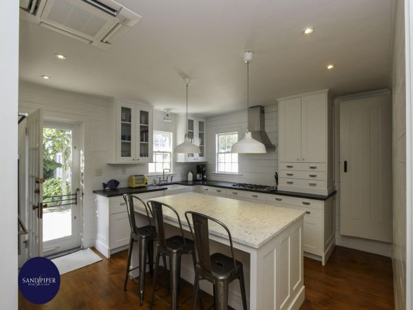 Cape Cod Home 995020