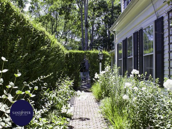 Cape Cod Home 995020
