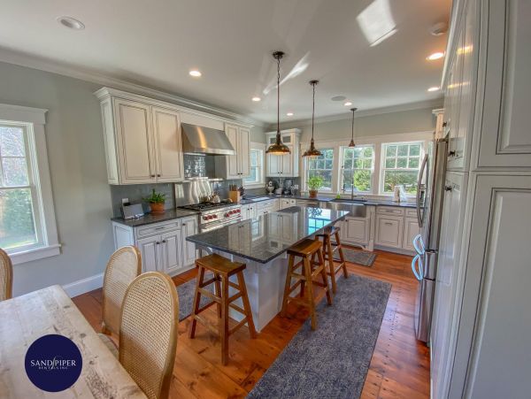 Cape Cod Home 995022