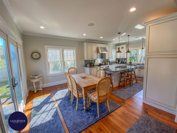 Cape Cod Home 995022