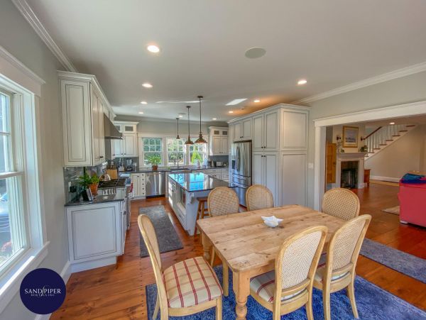 Cape Cod Home 995022