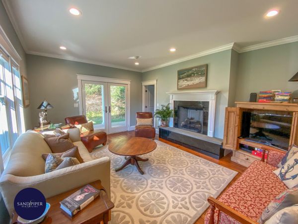 Cape Cod Home 995022