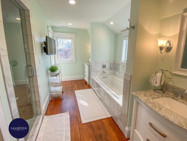 Cape Cod Home 995022
