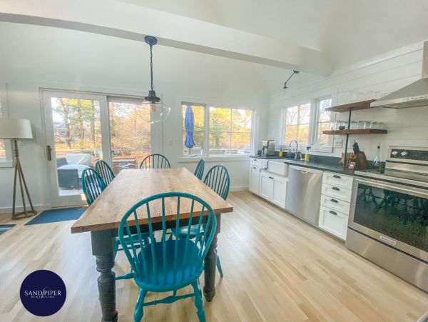 Cape Cod Home 995024