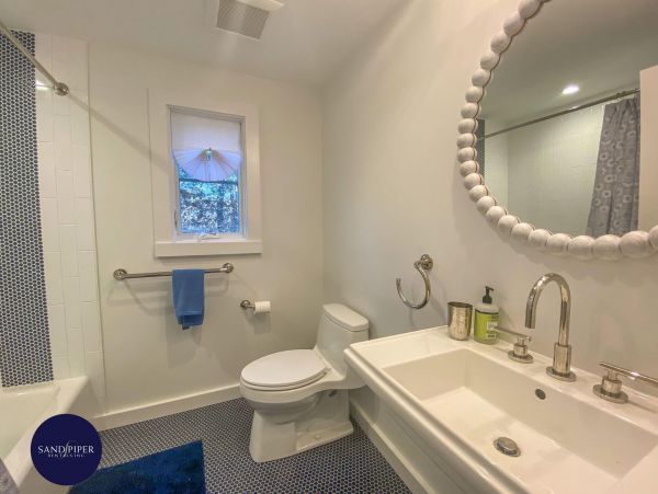 Cape Cod Home 995024