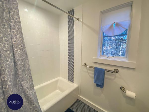 Cape Cod Home 995024