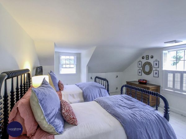 Cape Cod Home 995025
