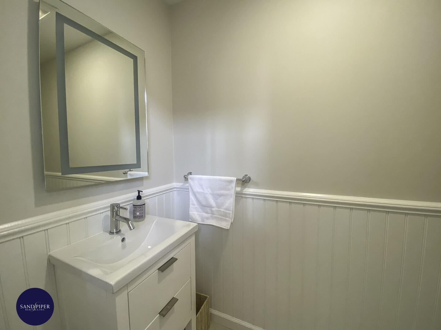 Cape Cod Home 995038