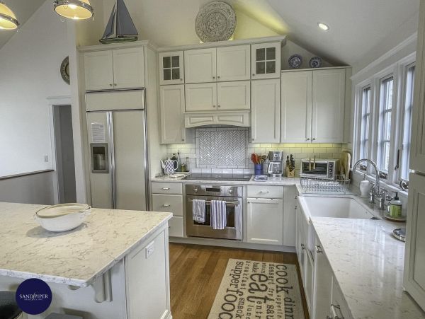 Cape Cod Home 995044