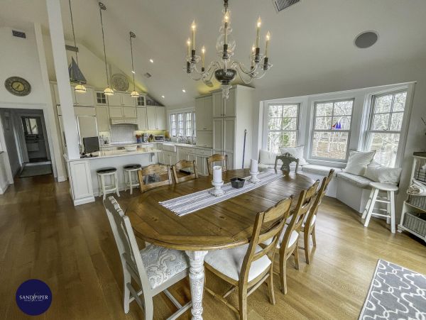 Cape Cod Home 995044