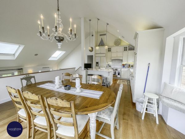 Cape Cod Home 995044