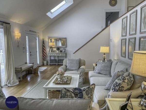 Cape Cod Home 995044