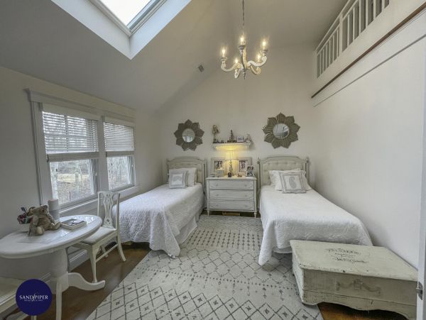 Cape Cod Home 995044