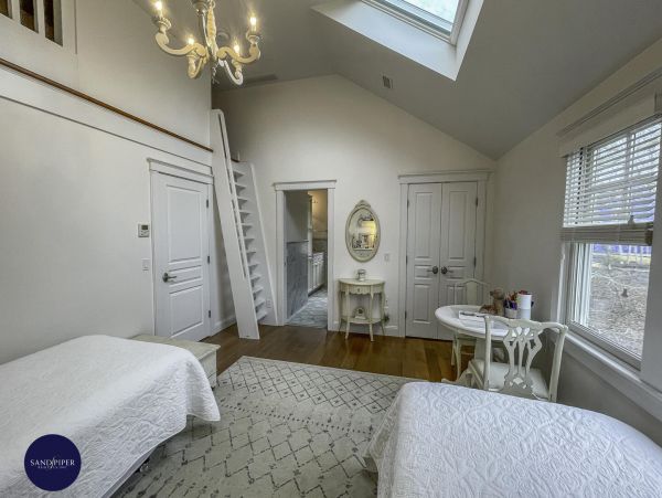 Cape Cod Home 995044
