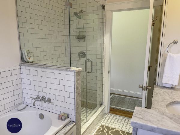Cape Cod Home 995044