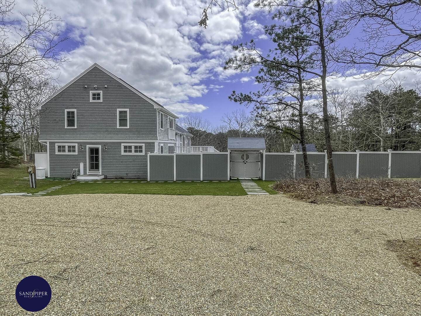 Cape Cod Home 995044