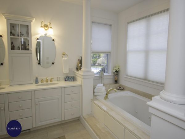 Cape Cod Home 995045