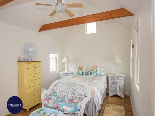Cape Cod Home 995046