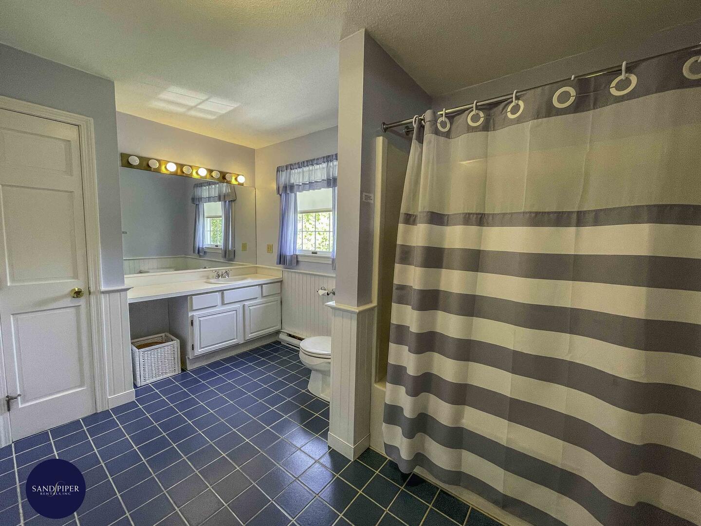 Cape Cod Home 995048
