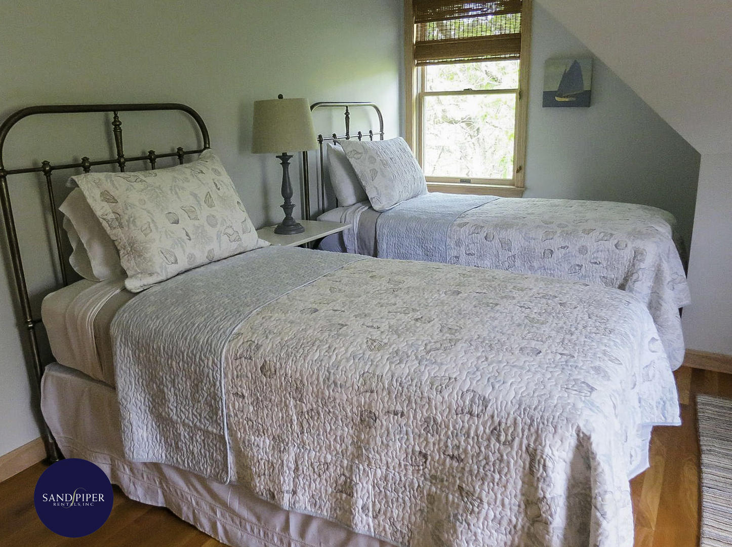 Cape Cod Home 995050
