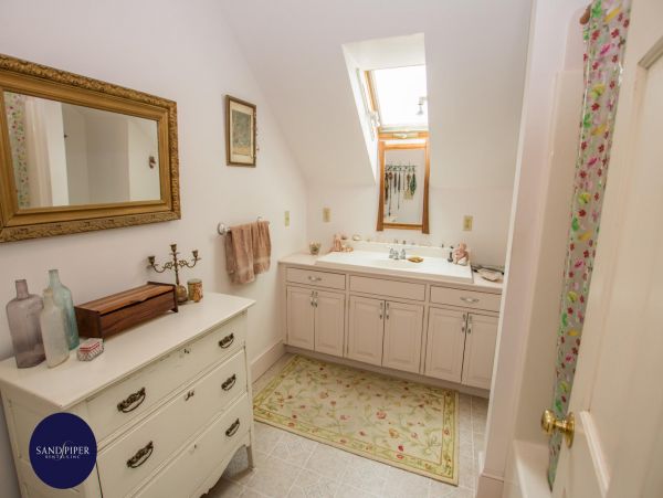 Cape Cod Home 995052