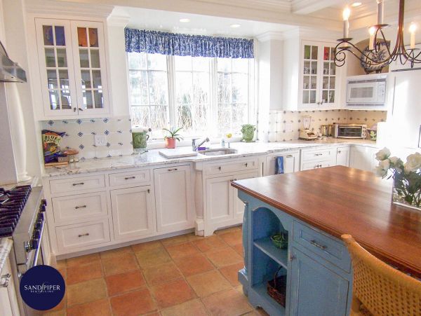 Cape Cod Home 995056