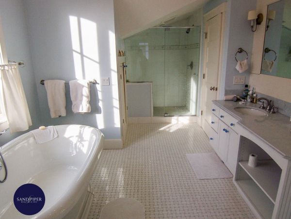 Cape Cod Home 995056