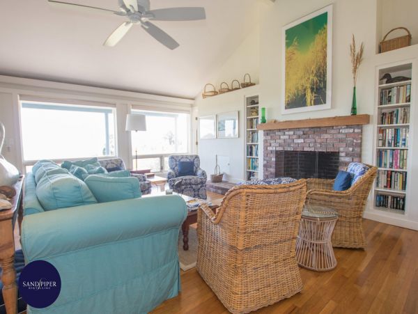 Cape Cod Home 995057
