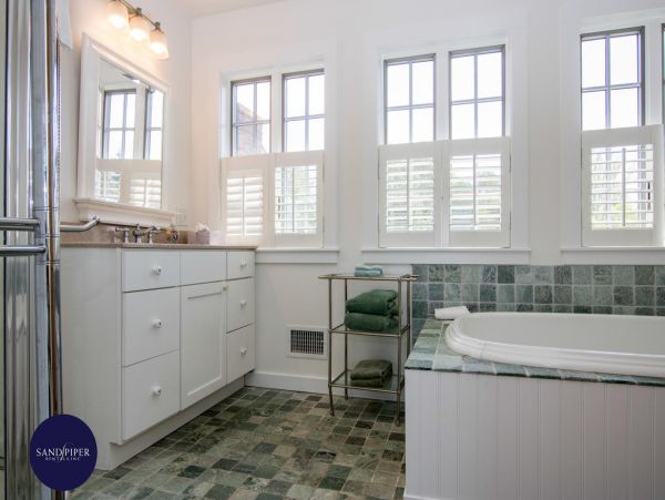 Cape Cod Home 995065