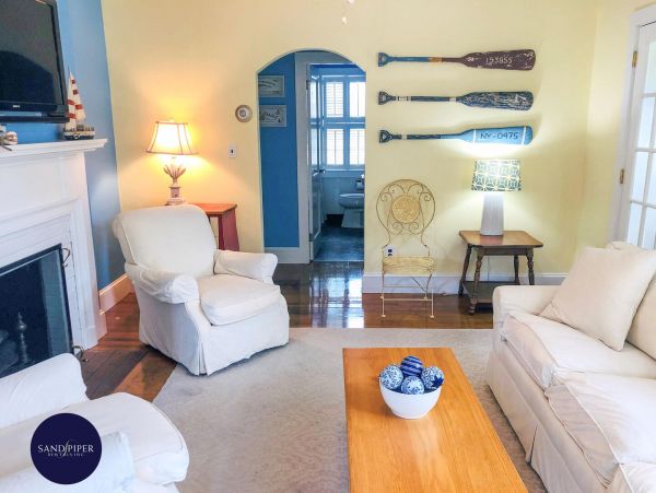 Cape Cod Home 995068