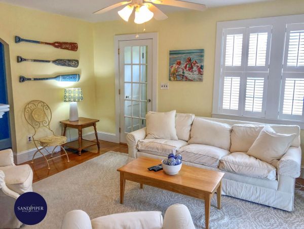 Cape Cod Home 995068