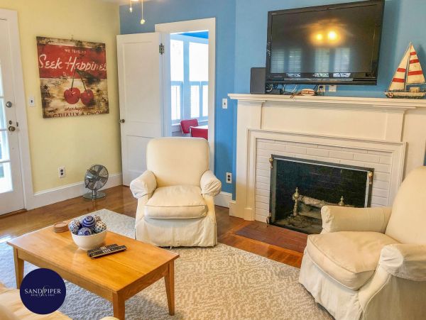Cape Cod Home 995068