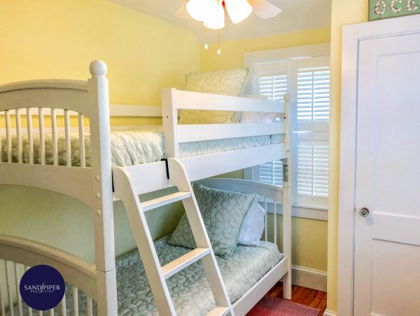 Cape Cod Home 995068