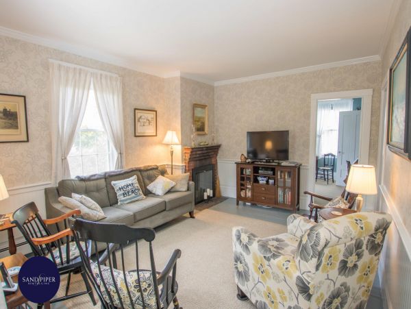 Cape Cod Home 995071