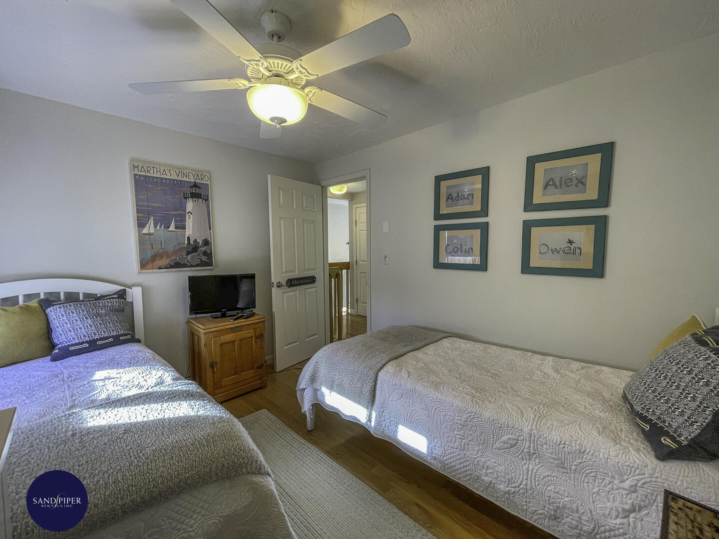 Cape Cod Home 995072