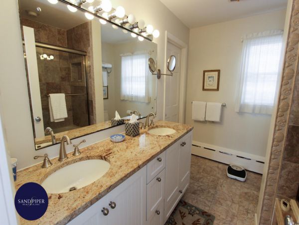 Cape Cod Home 995073