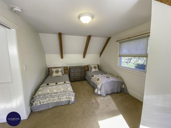 Cape Cod Home 995075