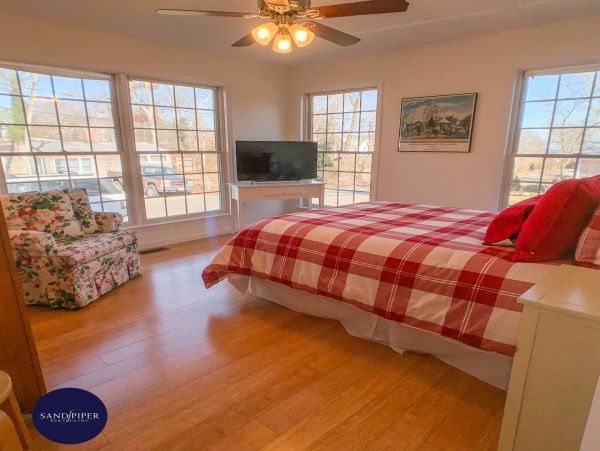 Cape Cod Home 995077