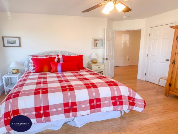 Cape Cod Home 995077