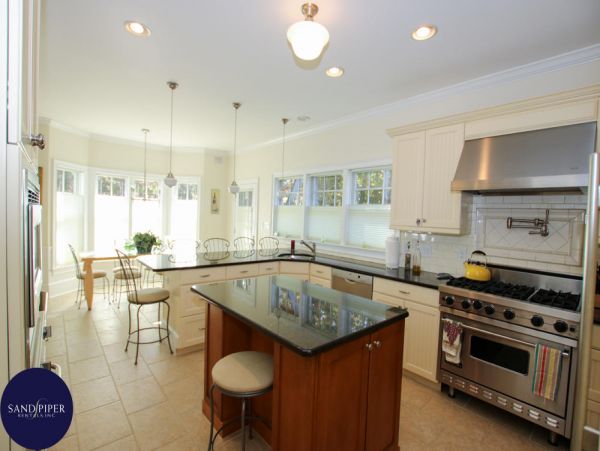 Cape Cod Home 995080