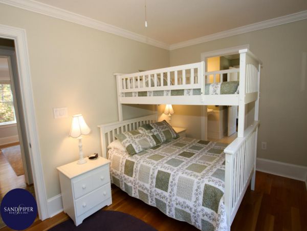 Cape Cod Home 995080